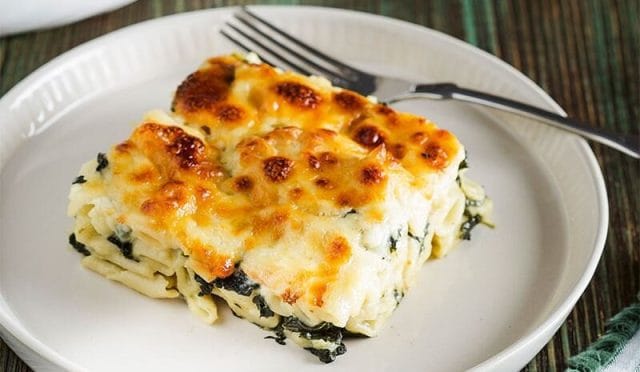 Beşamel Soslu Ispanak ve Peyni̇rli̇ Fırın Makarna
