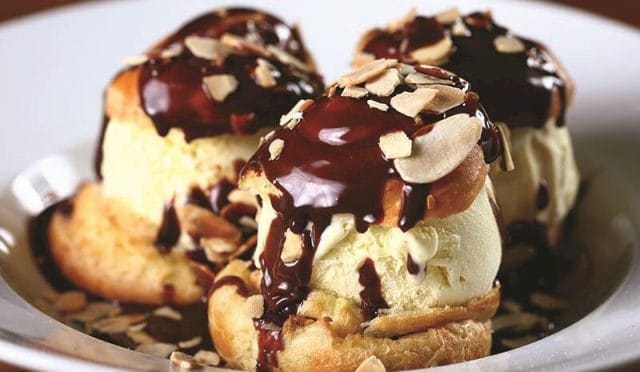 Çikolata Soslu Dondurmalı Profiterol