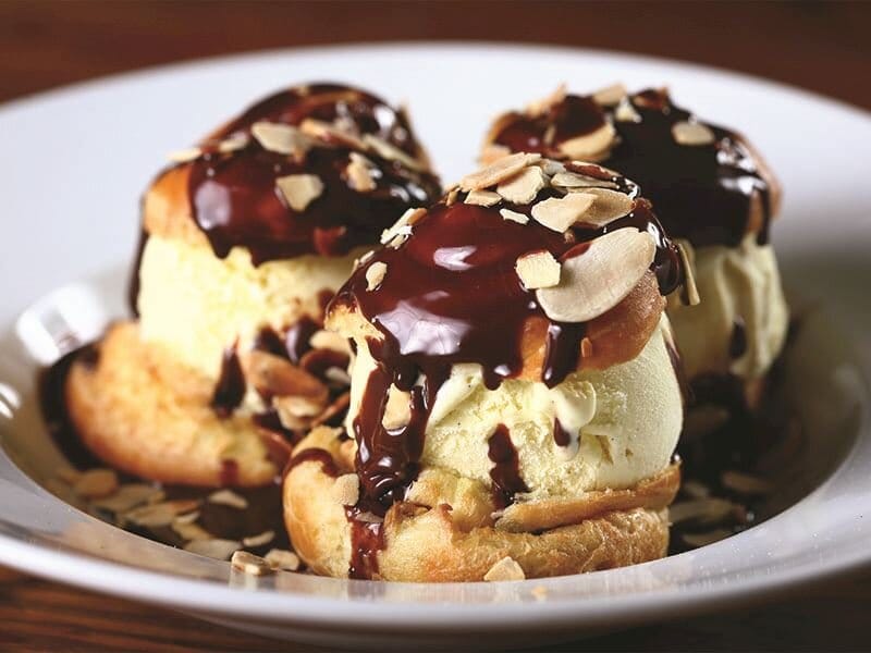 Çikolata Soslu Dondurmalı Profiterol Tarifi