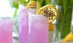Buz dolu bir bardakta, taze nane yaprakları ve limon dilimleri ile süslenmiş lavantalı limonata