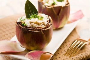 Limon dilimleri ve dereotu ile süslenmiş, zeytinyağlı enginar dolması tabağı