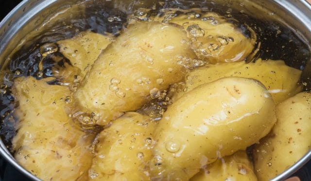 Patates Haşlama Süresini Yarı Yarıya Azaltan Püf Noktaları