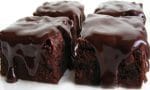Dilimlenmiş, muzlu ve bitter çikolatalı şekersiz brownie dilimi üzerinde çikolata sosu gezdirilmiş hali.