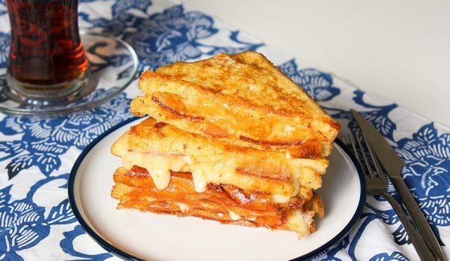 Tavada Yumurtalı Tost Tarifi