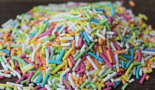 pasta süsü için renkli şeker