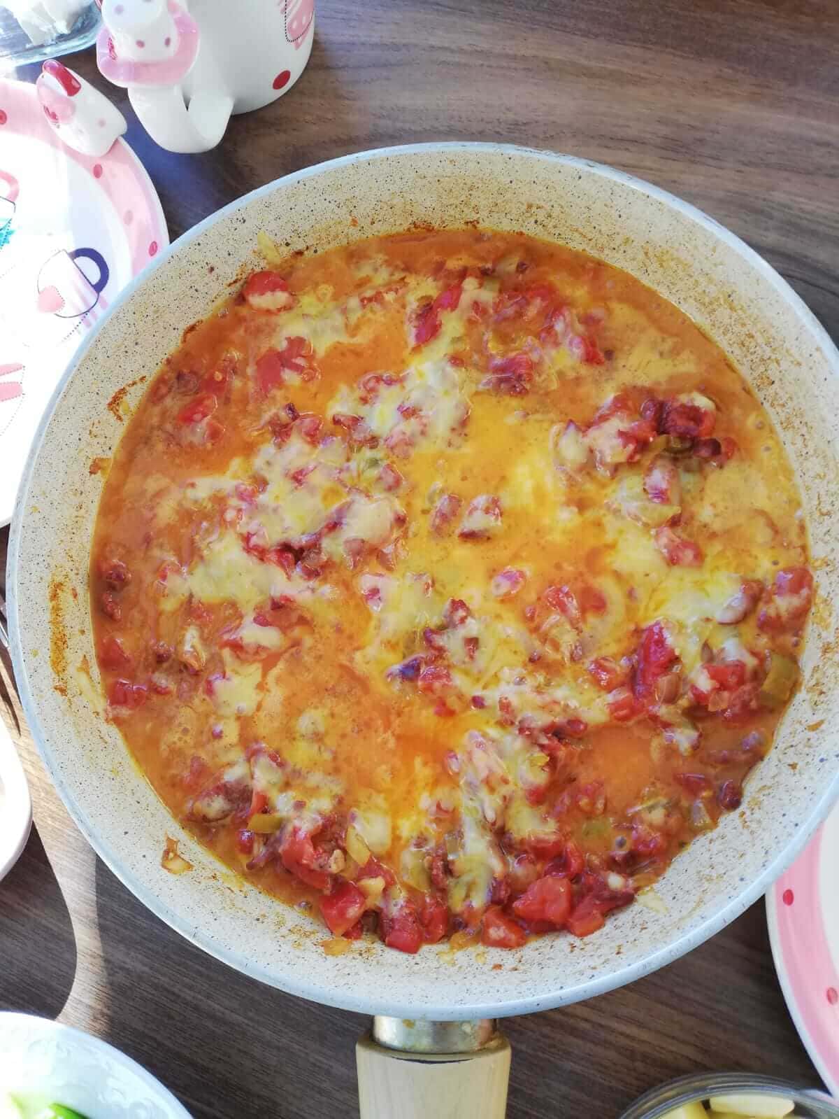 Sucuklu Kaşarlı Menemen Tarifi