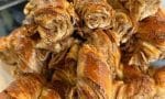 Fırından yeni çıkmış, üzeri parlak yumurta sarılı, dilimlenmiş Haşhaşlı Cevizli Çörek