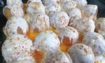 Fırında pişmiş, üzeri yoğurt ve pul biberli yağ gezdirilmiş milföy hamurlu patatesli börek dilimleri