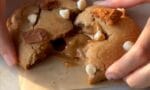 Biscoff bisküvi ezmesi dolu, üzerinde ezilmiş bisküvi parçaları olan kurabiye tabağı.