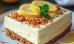 Dilimlenmiş, üzerinde limon dilimleri ve nane yaprakları olan soğuk limonlu tart