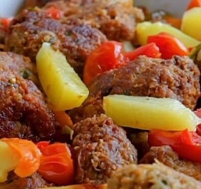 Sebzeli Kıbrıs Köfte tarifi, kıyma, patates, soğan, yumurta ve bayat ekmek içi ile hazırlanan hem etli hem sebzeli yemek tarifleri için lezzetli bir seçenektir.