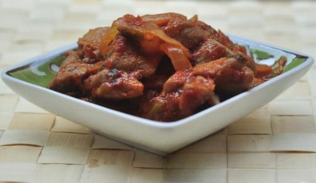 Hindi eti, biber salçası ve baharatlarla hazırlanan Hindi Sote Tarifi, etli yemek tarifleri ve yemek tarifleri arasında hafif lezzetiyle öne çıkan pratik bir seçenektir