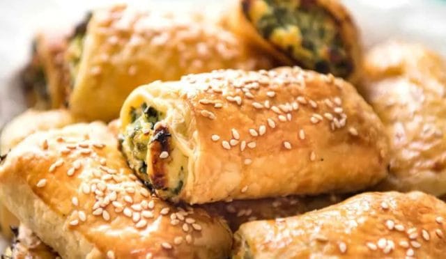 Ispanaklı Rulo Börek yufka ve ıspanakla hazırlanan, soğan ve beyaz peynirle zenginleşen, çay saatlerine sıcaklık katan nefis bir hamur işi tarifidir.