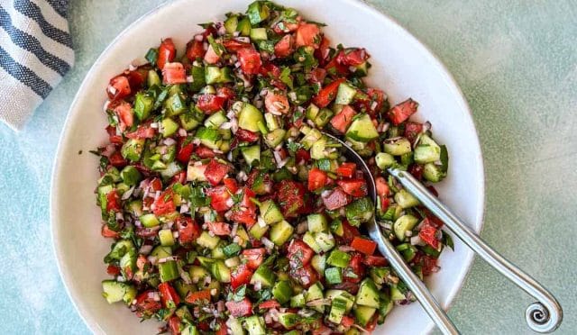 Taptaze malzemelerle hazırlanan Kaşık Salatası Tarifi. Pratik, hafif ve lezzet dolu bu salata, sofralarınıza renk katacak nefis bir seçenek.