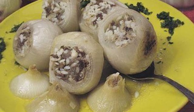 Kıymalı Soğan Dolması beyaz soğan ve kıyma ile hazırlanan, pirinç ve maydanozla lezzetlenen, ev sıcaklığını hissettiren geleneksel bir yemek tarifidir.