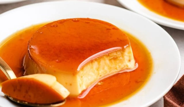 Yumuşacık ve karamelli Krem Karamel Tarifi. Yumurtalı, sütlü ve vanilyalı bu nefis tatlı, sütlü tatlı tarifleri ve yemek tarifleri arasında favoriniz olacak.