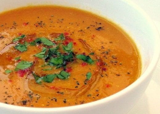 Kırmızı mercimek, patates, soğan ve tereyağı ile hazırlanan Mercimek Çorbası Tarifi, çorba tarifleri arasında lezzeti ve pratikliğiyle öne çıkan nefis bir başlangıçtır