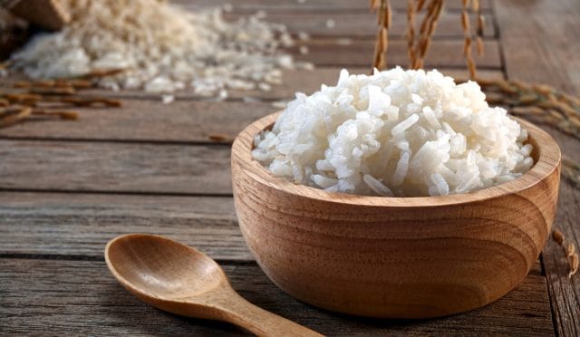 Tereyağıyla lezzetlenen, tavuk suyu veya et suyuyla zenginleşen tane tane Pirinç Pilavı Tarifi. Pilav tarifleri ve yemek tarifleri kategorisinde öne çıkan bu pratik ve nefis tarifle sofranıza lezzet katın.