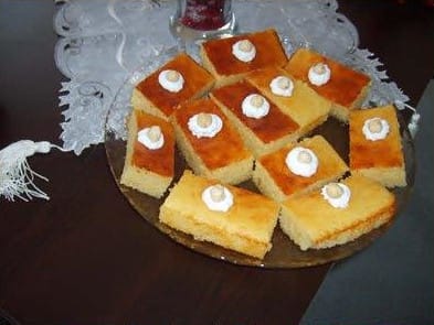 Şam Tatlısı, irmik, yoğurt, yumurta ve fındıkla hazırlanan yumuşacık kıvamlı nefis bir şerbetli tatlıdır. Şerbetli tatlı tarifleri arasında pratikliğiyle öne çıkar.
