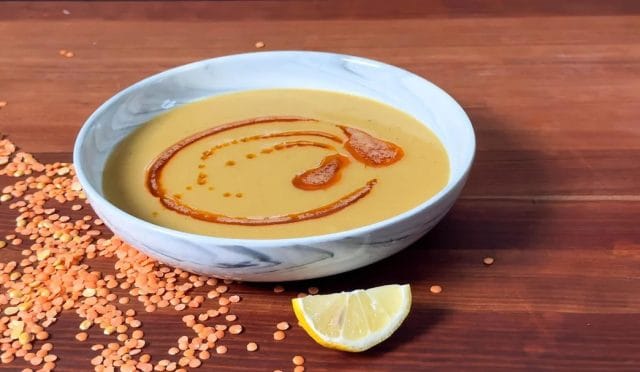 Kırmızı mercimek ve patatesle hazırlanan Süzme Mercimek Çorbası, tereyağı dokunuşu ve nane aromasıyla sofralara sıcaklık katan nefis bir lezzettir.