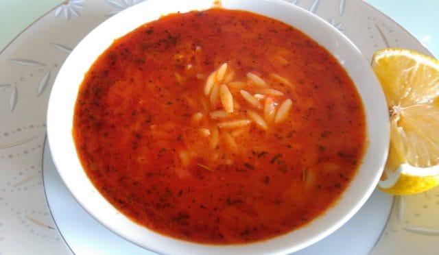 Et sulu ve domatesli arpa şehriye çorbası tarifi