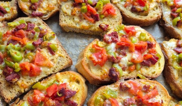 Bayat ekmek, sucuk, domates, biber, yumurta ve kaşar ile hazırlanan Ekmek Pizza; pizza tarifleri ve hamur işi tarifleri arasında sıcak ve samimi bir lezzet sunan pratik bir tarif.