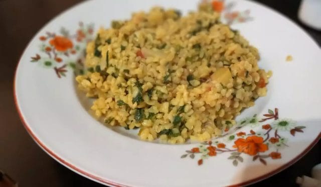 Isırgan Otlu Bulgur Pilavı, doğal lezzeti ve sıcak ev dokusuyla pilav tarifleri arasında öne çıkan, samimi ve besleyici bir sofra deneyimi sunar.
