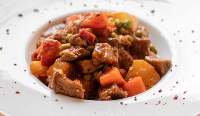 Orman Kebabı kuzu eti ve sebzelerin sıcak uyumuyla ruhu ısıtan, ev hissi veren bir lezzet. Etli yemek tarifleri arasında duygusal bir seçimdir.