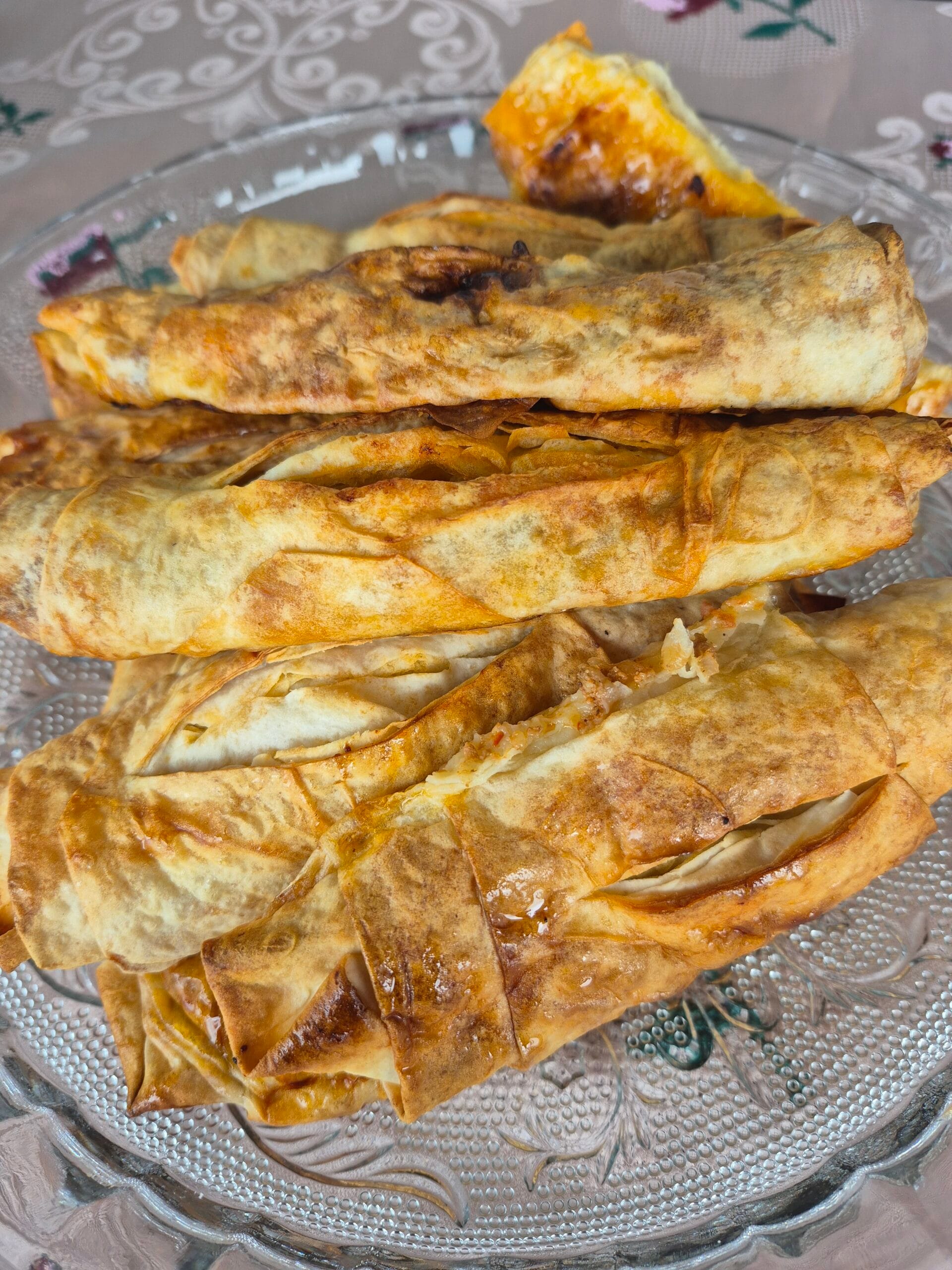 Salçalı ve Baharatlı Kıymalı Börek Tarifi
