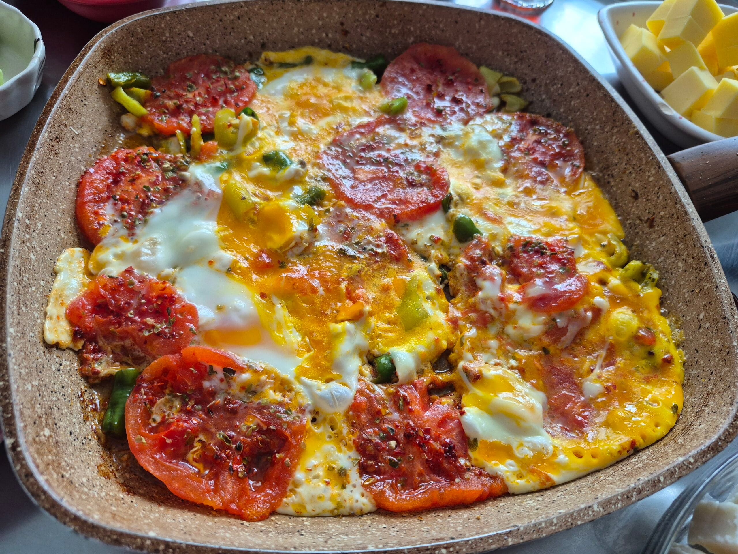 Domatesli Biberli Yumurta Tarifi