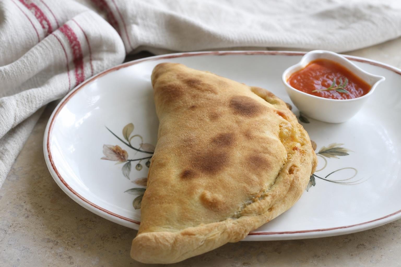 Kapalı Pizza – Calzone Tarifi