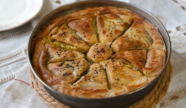 Katmanlı ve tereyağlı patatesli Arnavut böreği dilimleri