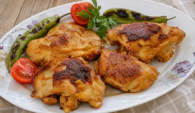 Tavada pişmiş yoğurtlu baharatlı tavuk pirzola tabağı