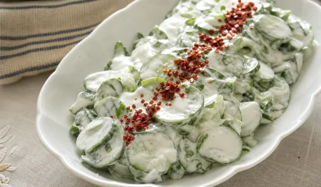 Yoğurtlu semizotu salatası, taze yeşillik ve yoğurtla karışmış