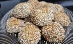 Pekmez ve susamla kaplanmış simit kurabiyeler