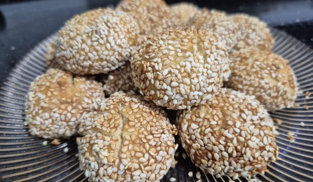 Pekmez ve susamla kaplanmış simit kurabiyeler