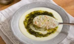 Kasesinde arpa şehriyeli yoğurt çorbası, üzerine kızdırılmış tereyağında nane sosu gezdirilmiş