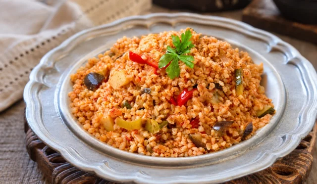 Sebzelerin renkleriyle süslenmiş bol sebzeli bulgur pilavı