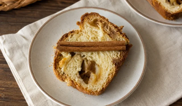 Üzerinde crumble kaplaması olan elmalı tarçınlı babka dilimleri
