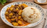 Etli patates yemeği yanında şehriyeli pirinç pilavı