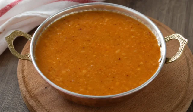 Kırmızı mercimek, bulgur ve pirinçle hazırlanan sıcak Ezo Gelin Çorbası