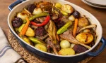 Kök sebzelerle fırında kızarmış kuzu pirzola