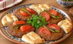 Yağlı kağıtta pişmiş, üzeri domates ve biberli Hatay kağıt kebabı