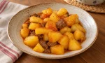 Salçalı sos içinde kuşbaşı etli patates yemeği