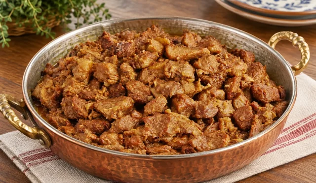 Tencerede pişmiş yumuşak dana kavurma
