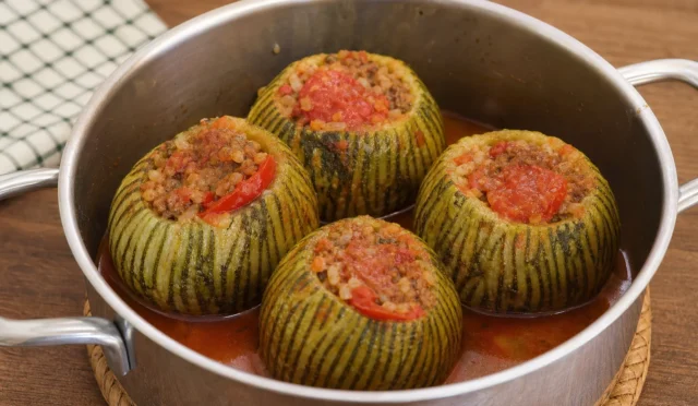 Domates kapaklı, kıymalı kabak dolması tabakta