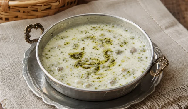 Üzerinde tereyağında kızdırılmış nane ile servis edilmiş köfteli erişte çorbası