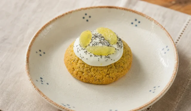 Üzerinde limon dilimleri ve mavi haşhaş tohumu ile süslenmiş limonlu cheesecake cookie
