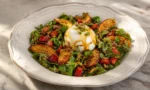 Semizotu, burrata peyniri ve karamelize şeftaliyle hazırlanmış taze ve renkli salata
