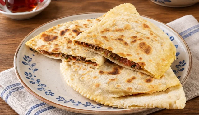 Sacda pişmiş kıymalı soğanlama dilimleri